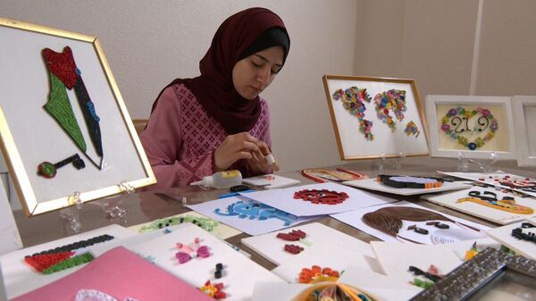 فلسطين.. فنانة تشكيلية تبدع بفن الكويلينج لتشكيل لوحات جميلة وجذابة.. فيديو وصور - سبوتنيك عربي