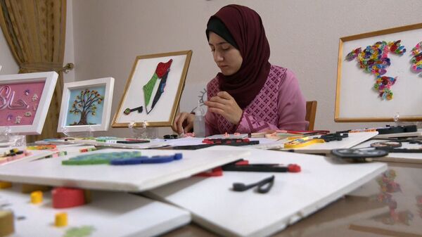 فلسطين.. فنانة تشكيلية تبدع بفن الكويلينج لتشكيل لوحات جميلة وجذابة.. فيديو وصور - سبوتنيك عربي