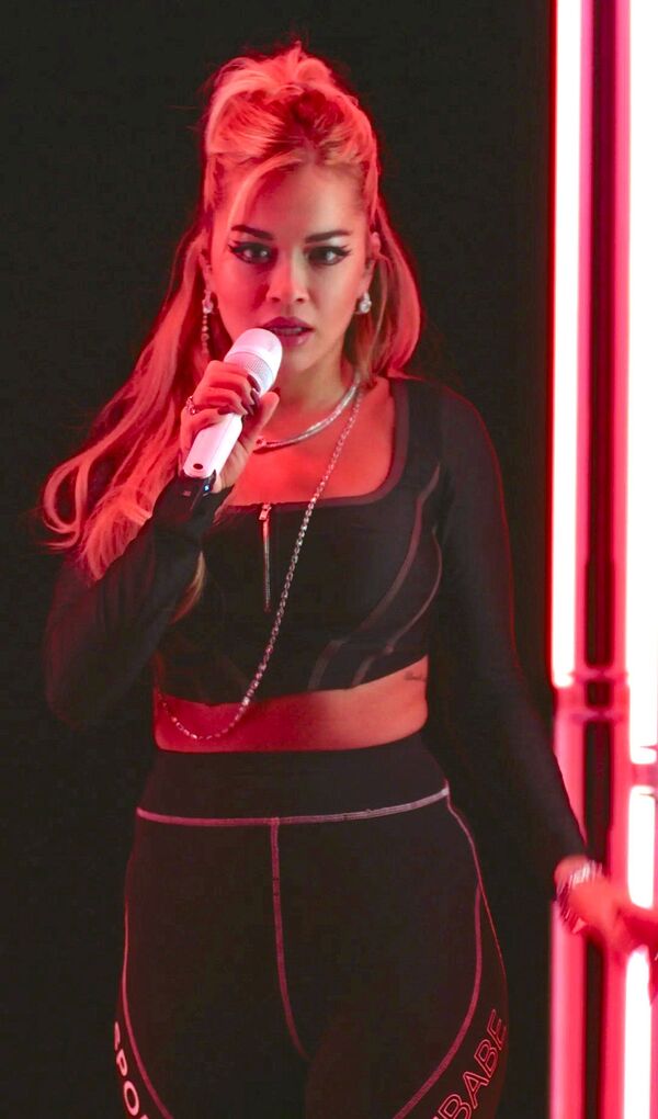 ريتا ساهاتسيو أورا ‏ المعروفة باسم ريتا أوروا، مغنية وكاتبة أغاني وممثلة بريطانية - سبوتنيك عربي