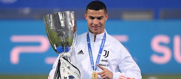 البرتغالي كريستيانو رونالدو يتوج مع فريقه يوفنتوس بلقب كأس السوبر الإيطالي البرتغالي كريستيانو رونالدو يتوج مع فريقه يوفنتوس بلقب كأس السوبر الإيطالي - سبوتنيك عربي