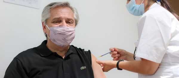 الرئيس الأرجنتيني، ألبيرتو فيرنانديز، يتلقى اللقاح الروسي ضد فيروس كورونا سبوتنيك V - سبوتنيك عربي