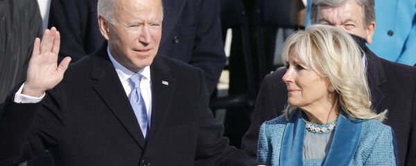 الرئيس المنتخب جو بايدن يؤدي القسم، زوجته السيدة الأولى جيل بايدن، الكابيتول في واشنطن، الولايات المتحدة 20  يناير 2021 - سبوتنيك عربي