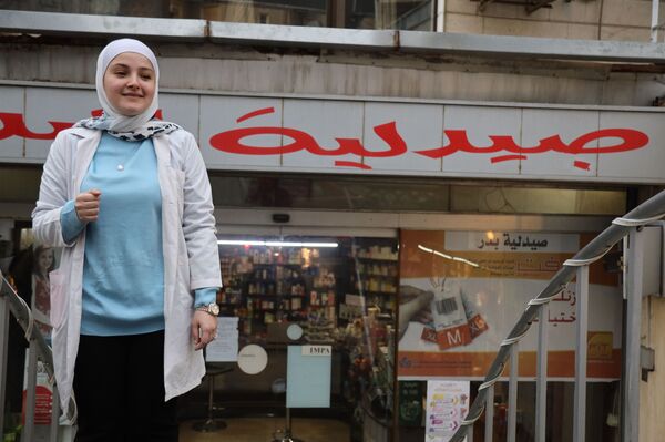 صيادلة يكشفون السبب... النساء يطردن الذكور من قطاع الصيدلة السوري... فيديو - سبوتنيك عربي
