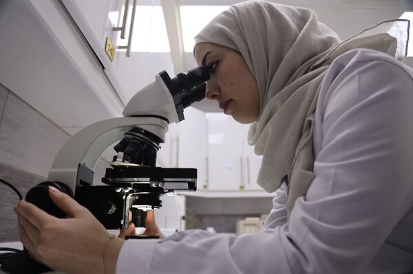 صيادلة يكشفون السبب... النساء يطردن الذكور من قطاع الصيدلة السوري... فيديو - سبوتنيك عربي