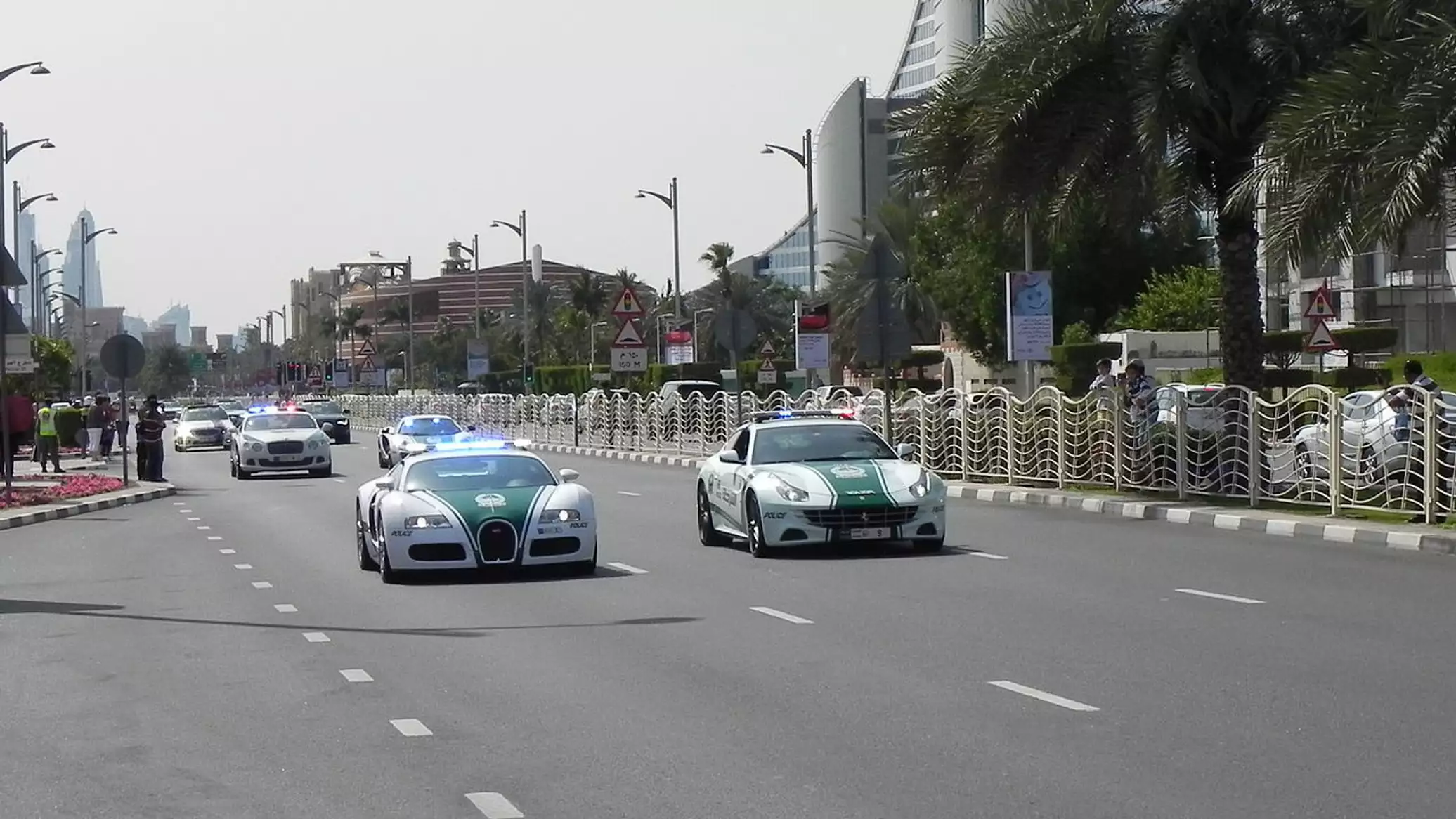 شرطة دبي تقود عملية دولية لتفكيك شبكة احتيال مالي وتعتقل 276 شخصاً