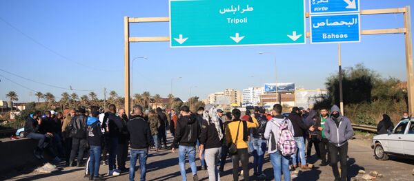 مظاهرات وقطع للطرقات في عدد من مناطق لبنان  - سبوتنيك عربي