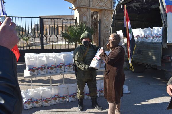 مساعدات روسية لأهالي ديرالزور شرقي سوريا... صور - سبوتنيك عربي