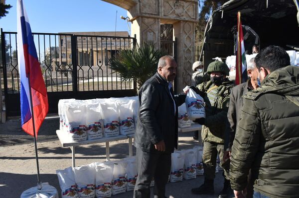 مساعدات روسية لأهالي ديرالزور شرقي سوريا... صور - سبوتنيك عربي