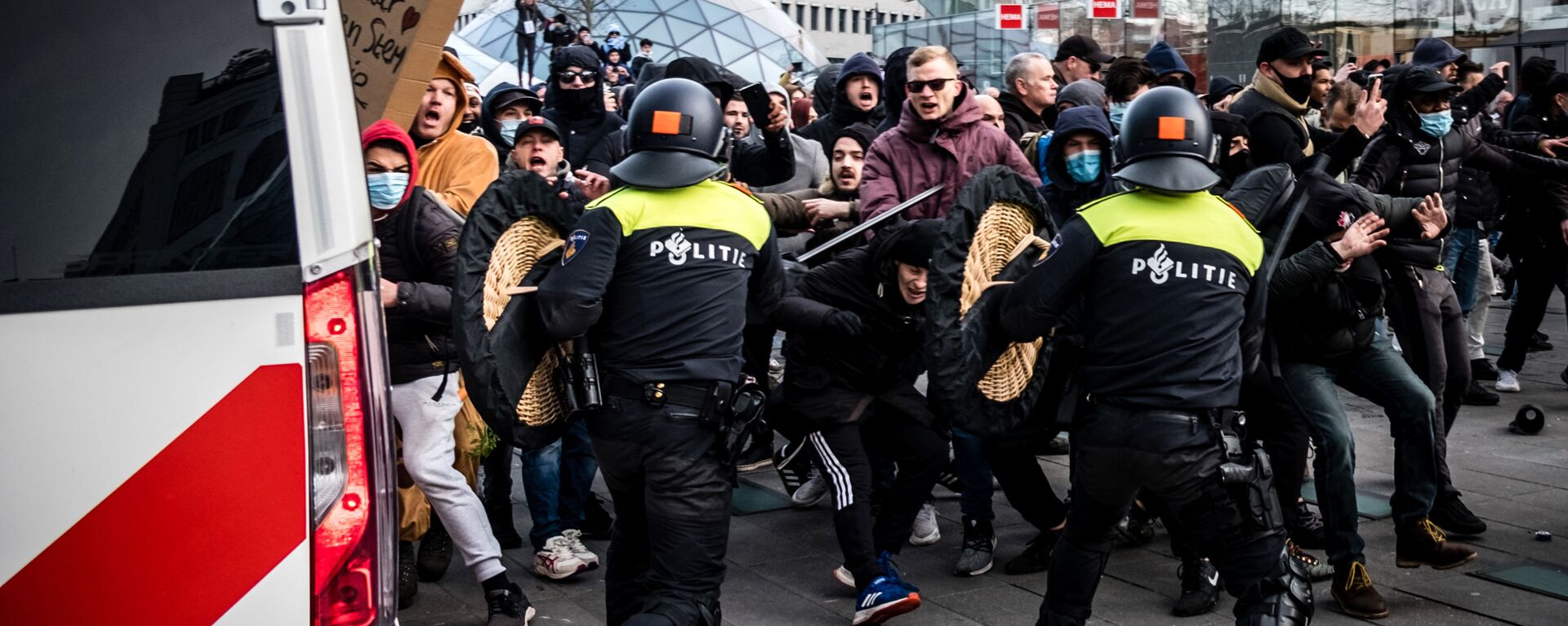 احتجاجات عارمة في أيندهوفن ضد سياسة كورونا، هولندا في 24 يناير 2021  - سبوتنيك عربي, 1920, 11.11.2021