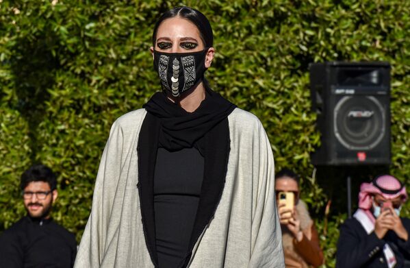 عارضة أزياء خلال تقديم مجموعة خليك شيك (ابقَ أنيقًا) للمصممين السعوديين والبلجيكيين صفية حسين وكريستوف بوفاي، في المقر البلجيكي في حي السفارات بالعاصمة السعودية الرياض، 23 يناير 2021 - سبوتنيك عربي