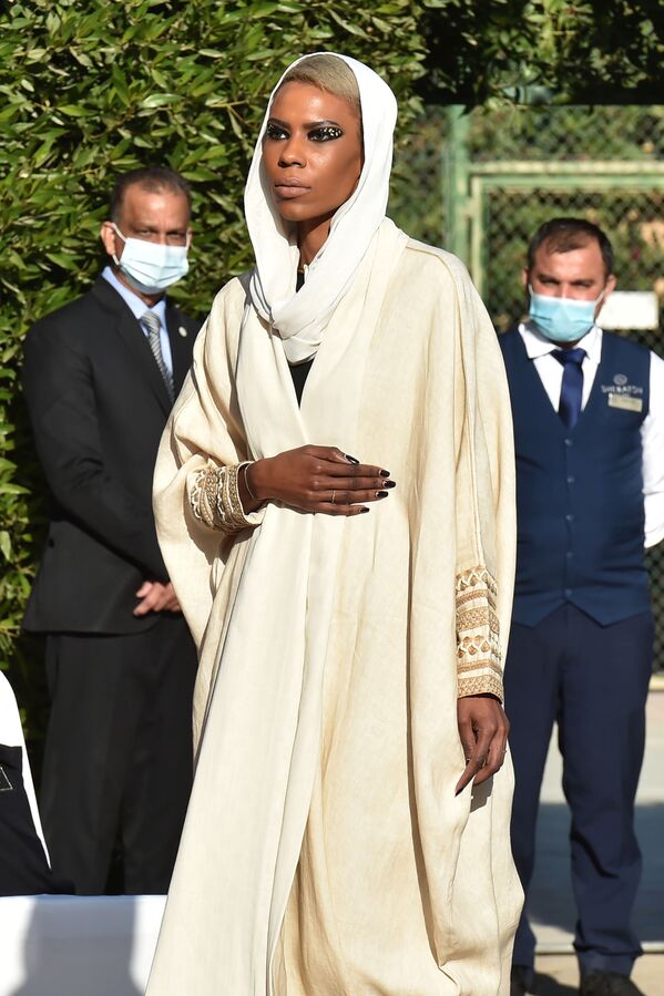 عارضة أزياء خلال تقديم مجموعة خليك شيك (ابقَ أنيقًا) للمصممين السعوديين والبلجيكيين صفية حسين وكريستوف بوفاي، في المقر البلجيكي في حي السفارات بالعاصمة السعودية الرياض، 23 يناير 2021 - سبوتنيك عربي