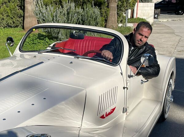 أول مركبة محلية الصنع... فلسطيني يبدع سيارة كلاسيكية ويستعد لتسجيلها رسميا... صور  - سبوتنيك عربي