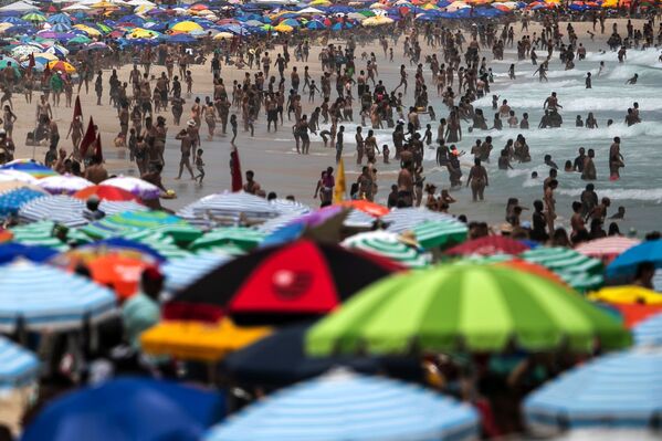 آلاف المواطنين البرازيليين توجهوا إلى شاطئ إبانيما في ريو ي جانيرو، بالرغم من نفشي فيروس كورونا في البرازيل 24 يناير 2021 - سبوتنيك عربي