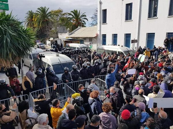 تونس... مسيرة إلى مقر البرلمان للمطالبة بإطلاق سراح موقوفي الاحتجاجات - سبوتنيك عربي