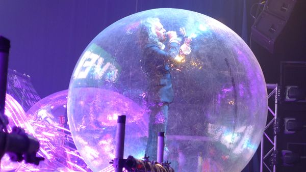 حفل موسيقي للفرقة فلايمينغ ليبس (Flaming Lips) داخل الفقاعات البلاستيكية، كإجراء وقائي لمنع انتشار فيروس كورونا(المسبب لمرض كوفيد-19) في كريتيريون في أوكلاهوما ستي، الولايات لمتحة 22 يناير 2021 حفل موسيقي للفرقة فلايمينغ ليبس (Flaming Lips) داخل الفقاعات البلاستيكية، كإجراء وقائي لمنع انتشار فيروس كورونا(المسبب لمرض كوفيد-19) في كريتيريون في أوكلاهوما ستي، الولايات لمتحة 22 يناير 2021 - سبوتنيك عربي