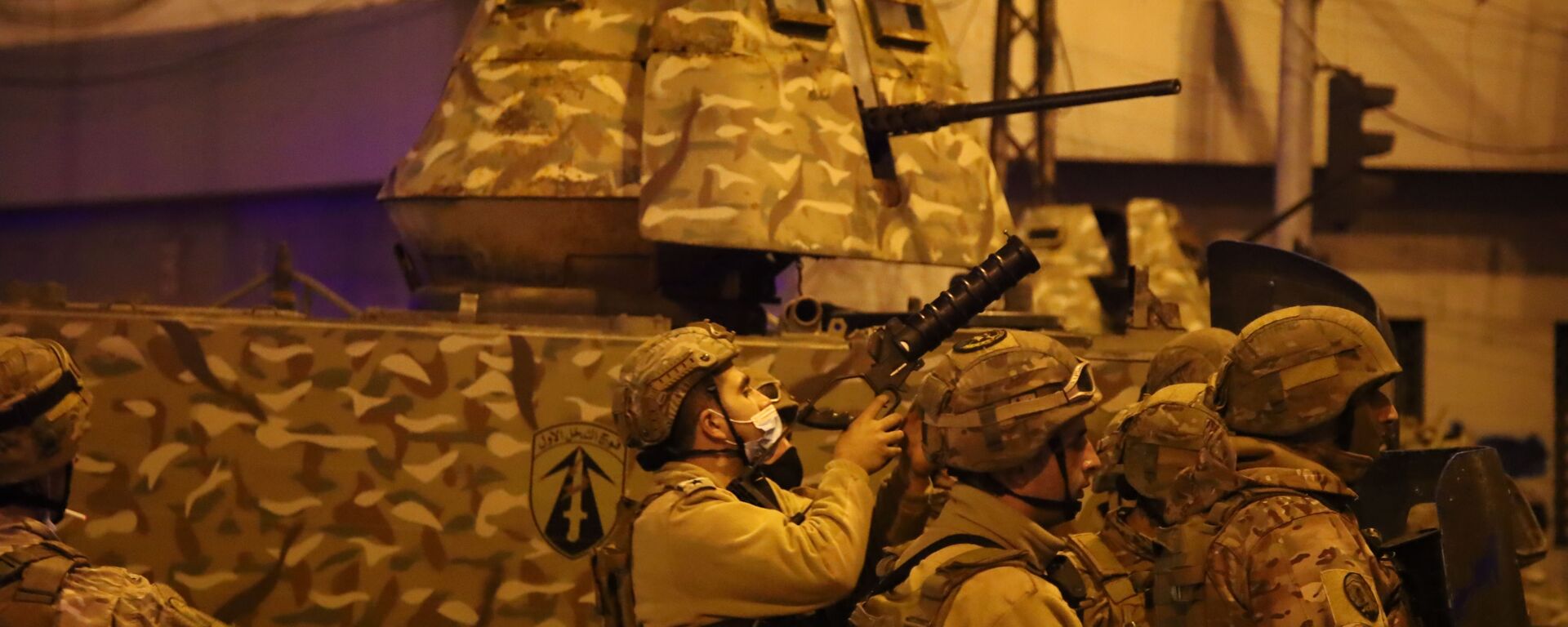 أفراد قوات الجيش اللبناني خلال الاشتباكات مع المتظاهرين في طرابلس شمالي لبنان، 26 يناير 2021 - سبوتنيك عربي, 1920, 24.07.2023