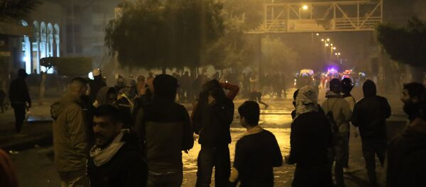 احتجاجات عنيفة واشتباكات بين المتظاهرين وقوى الأمن أمام سرايا طرابلس بلبنان - سبوتنيك عربي