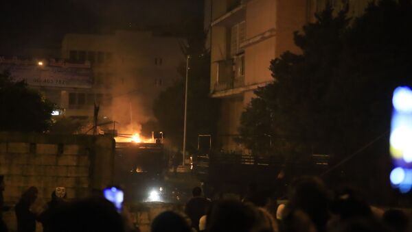احتجاجات عنيفة واشتباكات بين المتظاهرين وقوى الأمن أمام سرايا طرابلس بلبنان - سبوتنيك عربي