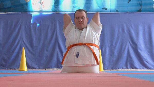 فلسطيني يتحدى الإعاقة برياضة الكاراتيه ويحلم بالعالمية... فيديو وصور - سبوتنيك عربي