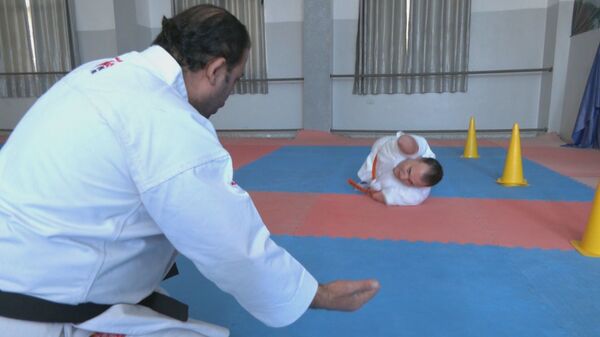 فلسطيني يتحدى الإعاقة برياضة الكاراتيه ويحلم بالعالمية... فيديو وصور - سبوتنيك عربي