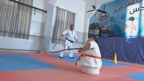 فلسطيني يتحدى الإعاقة برياضة الكاراتيه ويحلم بالعالمية... فيديو وصور - سبوتنيك عربي