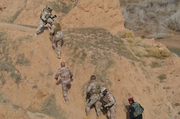 القوات العراقية تدمر مخابئ ومواد وآليات لـداعش لحرمانه من العودة... صور   - سبوتنيك عربي