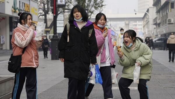 تستمتع الفتيات الصغيرات بلحظات صغيرة أثناء زيارتهن لحي التسوق الشهير في مدينة ووهان بمقاطعة هوبي بوسط الصين، 26 يناير 2021. - سبوتنيك عربي
