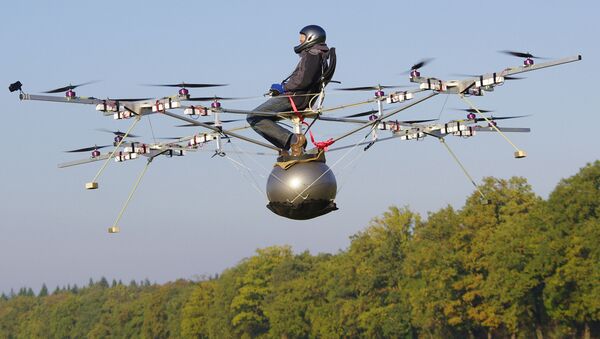 أول رحلة للإنسان في العالم بطائرة مولتيكوبتر تعمل على الطاقة الكهربائية. في نهاية أكتوبر/ تشرين الأول 2011، أكمل توماس سينكل من شركة e-volo، سلسلة من التجارب بدون طيار وكان جاهزًا لأول رحلة مأهولة على مهبط للطائرات في كارلسروه، ألمانيا. استغرقت الرحلة دقيقة و30 ثانية. - سبوتنيك عربي