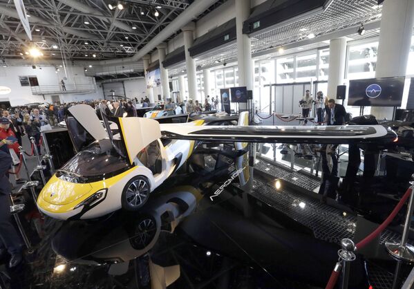 شركة AeroMobil تعرض أحدث نموذج أولي لسيارة طائرة في موناكو، 20 أبريل 2017 شركة AeroMobil تعرض أحدث نموذج أولي لسيارة طائرة في موناكو، 20 أبريل 2017 - سبوتنيك عربي