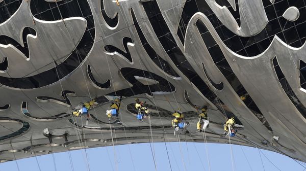 عمال معلقون من متحف المستقبل، متحف للابتكار والتصميم قيد الإنشاء حاليًا في دبي، الإمارات العربية المتحدة، 2 فبراير 2021 - سبوتنيك عربي