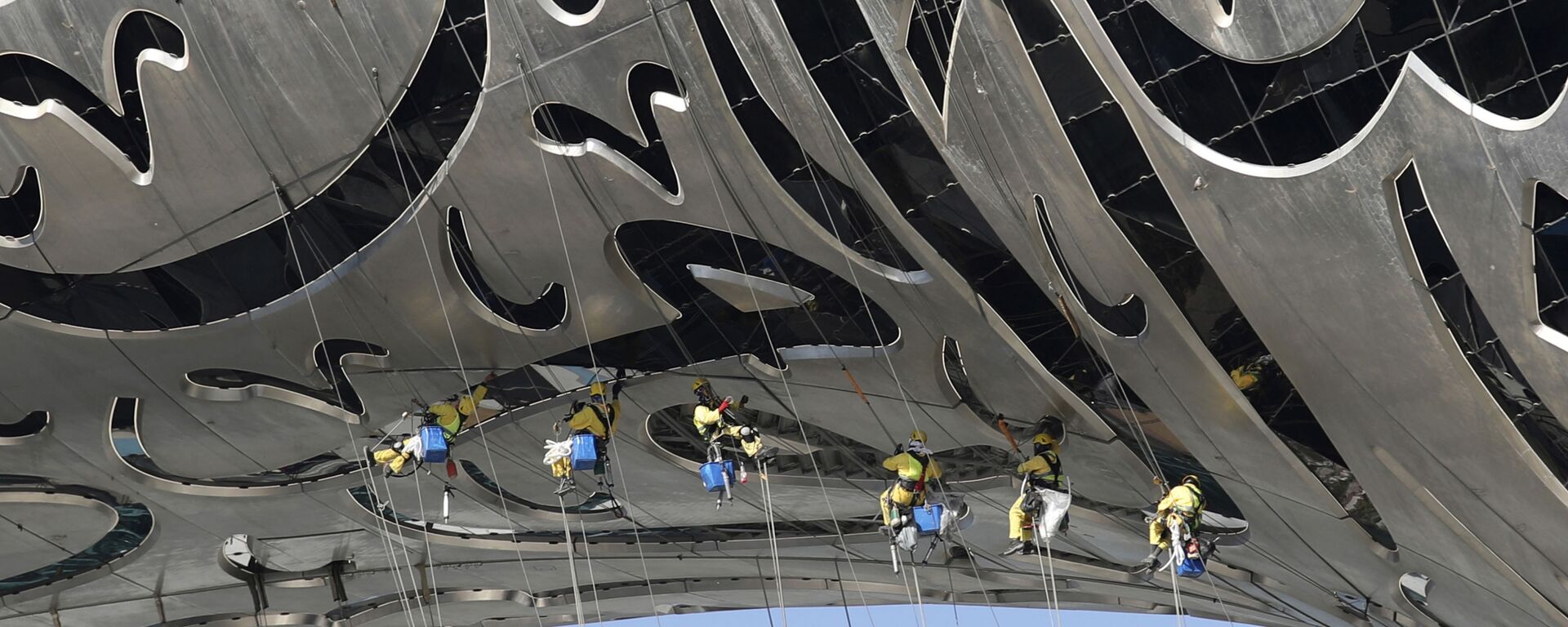 عمال معلقون من متحف المستقبل، متحف للابتكار والتصميم قيد الإنشاء حاليًا في دبي، الإمارات العربية المتحدة، 2 فبراير 2021 - سبوتنيك عربي, 1920, 14.11.2025