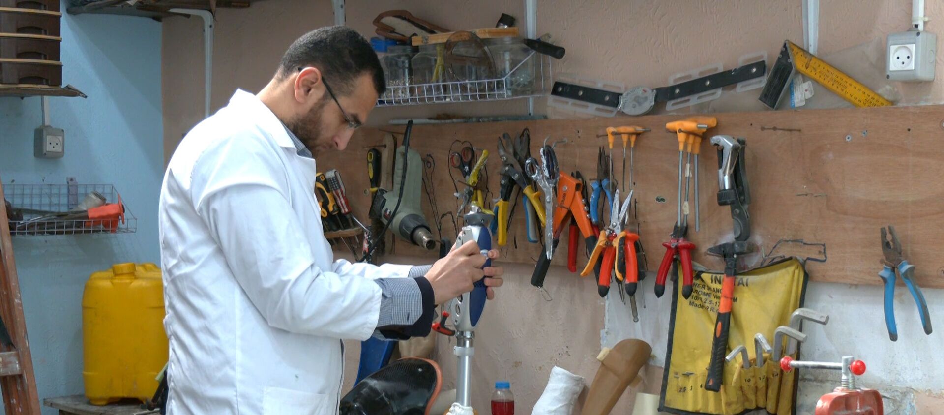 الشاب الفلسطيني محمد الخالدي يفتتح مركزه الطبي المختص بالأطراف الصناعية، مدينة رفح جنوب قطاع غزة، فلسطين 08 فبراير 2021 الشاب الفلسطيني محمد الخالدي يفتتح مركزه الطبي المختص بالأطراف الصناعية، مدينة رفح جنوب قطاع غزة، فلسطين 08 فبراير 2021 - سبوتنيك عربي, 1920, 09.02.2021