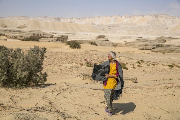 امرأة ألمانية، 72 عامًا، فريدل براون في فناء منزلها في بير الجبل بالقرب من الواحة في صحراء الداخلة، مصر 4 فبراير 2021 - سبوتنيك عربي