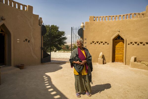 امرأة ألمانية، 72 عامًا، فريدل براون في فناء منزلها في بير الجبل بالقرب من الواحة في صحراء الداخلة، مصر 4 فبراير 2021 - سبوتنيك عربي