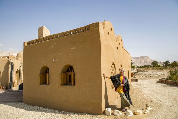 امرأة ألمانية، 72 عامًا، فريدل براون في فناء منزلها في بير الجبل بالقرب من الواحة في صحراء الداخلة، مصر 4 فبراير 2021 - سبوتنيك عربي
