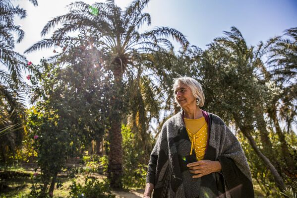 امرأة ألمانية، 72 عامًا، فريدل براون في فناء منزلها في بير الجبل بالقرب من الواحة في صحراء الداخلة، مصر 4 فبراير 2021 - سبوتنيك عربي