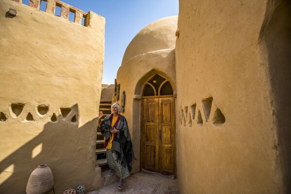 امرأة ألمانية، 72 عامًا، فريدل براون في فناء منزلها في بير الجبل بالقرب من الواحة في صحراء الداخلة، مصر 4 فبراير 2021 - سبوتنيك عربي