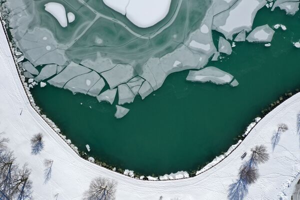 تصوير جوي لبحيرة ميشيغان بها قطع من الجليد بالقرب من مدينة تشيكاغو، حيث شهدت أدنى درجات الحرارة منذ عقود، ولاية إلينوي، 09 فبراير 2021 - سبوتنيك عربي