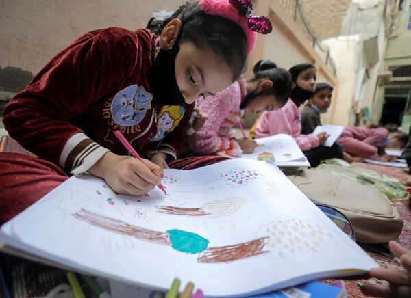 الأطفال خلال حصة الفتاة المصرية ريم الخولي، 12 عاماً، في حيها حيث لاتزال المدارس مغلقة وسط جائحة فيروس كورونا (كوفيد-19)، في قرية إتميدة بمحافظة الدقهلية، مصر، 7 فبراير 2021 - سبوتنيك عربي