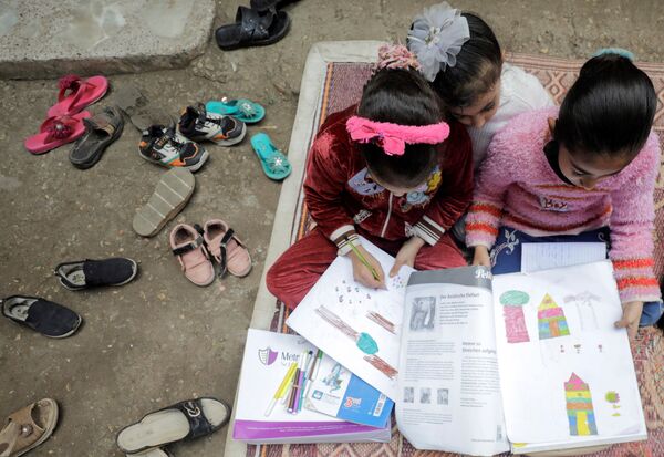 الأطفال خلال حصة الفتاة المصرية ريم الخولي، 12 عاماً، في حيها حيث لاتزال المدارس مغلقة وسط جائحة فيروس كورونا (كوفيد-19)، في قرية إتميدة بمحافظة الدقهلية، مصر، 7 فبراير 2021 - سبوتنيك عربي