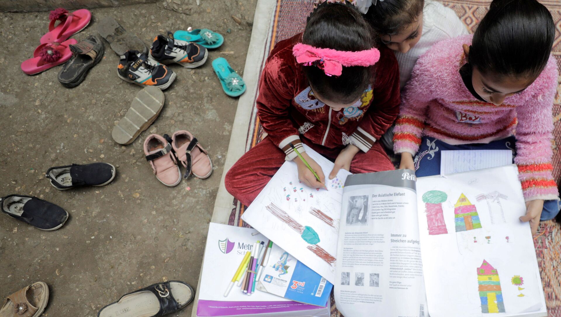 الأطفال خلال حصة الفتاة المصرية ريم الخولي، 12 عاماً، في حيها حيث لاتزال المدارس مغلقة وسط جائحة فيروس كورونا (كوفيد-19)، في قرية إتميدة بمحافظة الدقهلية، مصر، 7 فبراير 2021 الأطفال خلال حصة الفتاة المصرية ريم الخولي، 12 عاماً، في حيها حيث لاتزال المدارس مغلقة وسط جائحة فيروس كورونا (كوفيد-19)، في قرية إتميدة بمحافظة الدقهلية، مصر، 7 فبراير 2021 - سبوتنيك عربي, 1920, 23.03.2021