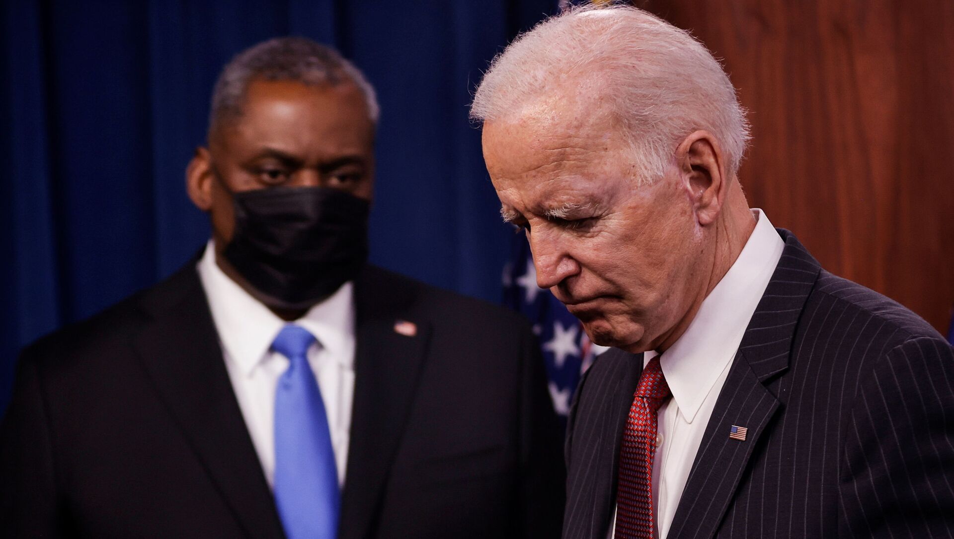 الرئيس الأمريكي جو بايدن أثناء زيارته إلى البنتاغون، وفي الخلفية وزير الدفاع الأمريكي لويد أوستن، فرجينيا، الولايات المتحدة 10 فبراير 2021 الرئيس الأمريكي جو بايدن أثناء زيارته إلى البنتاغون، وفي الخلفية وزير الدفاع الأمريكي لويد أوستن، فرجينيا، الولايات المتحدة 10 فبراير 2021 - سبوتنيك عربي, 1920, 19.03.2021