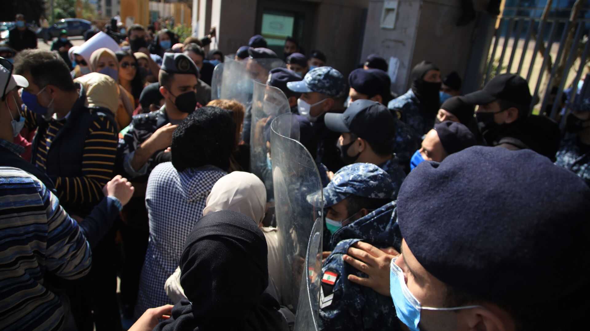 معلنين انتهاء العام الدراسي... الأساتذة المتعاقدون في لبنان يصعدون المواجهة...فيديو - سبوتنيك عربي, 1920, 12.02.2021