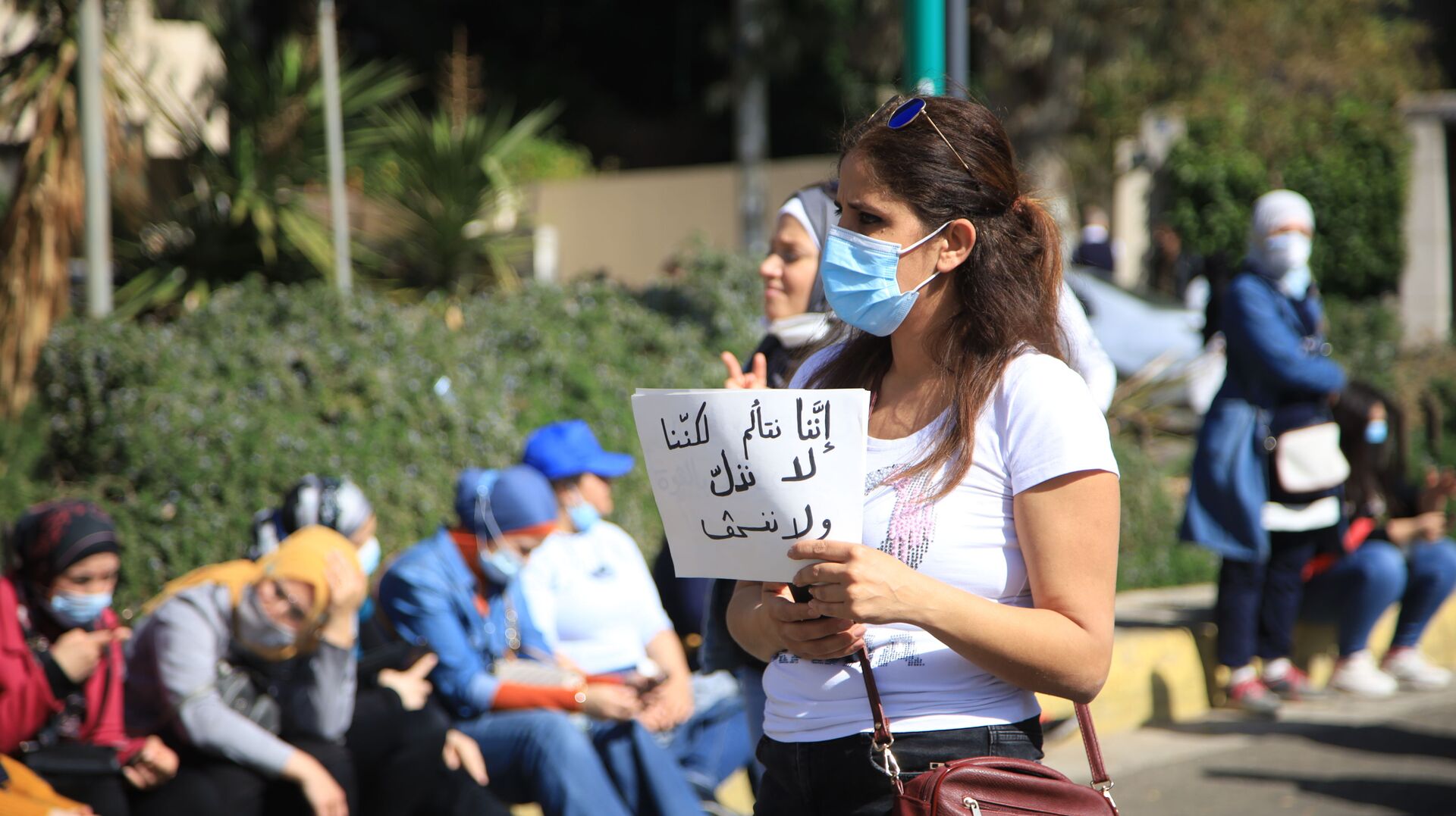 معلنين انتهاء العام الدراسي... الأساتذة المتعاقدون في لبنان يصعدون المواجهة...فيديو - سبوتنيك عربي, 1920, 12.02.2021