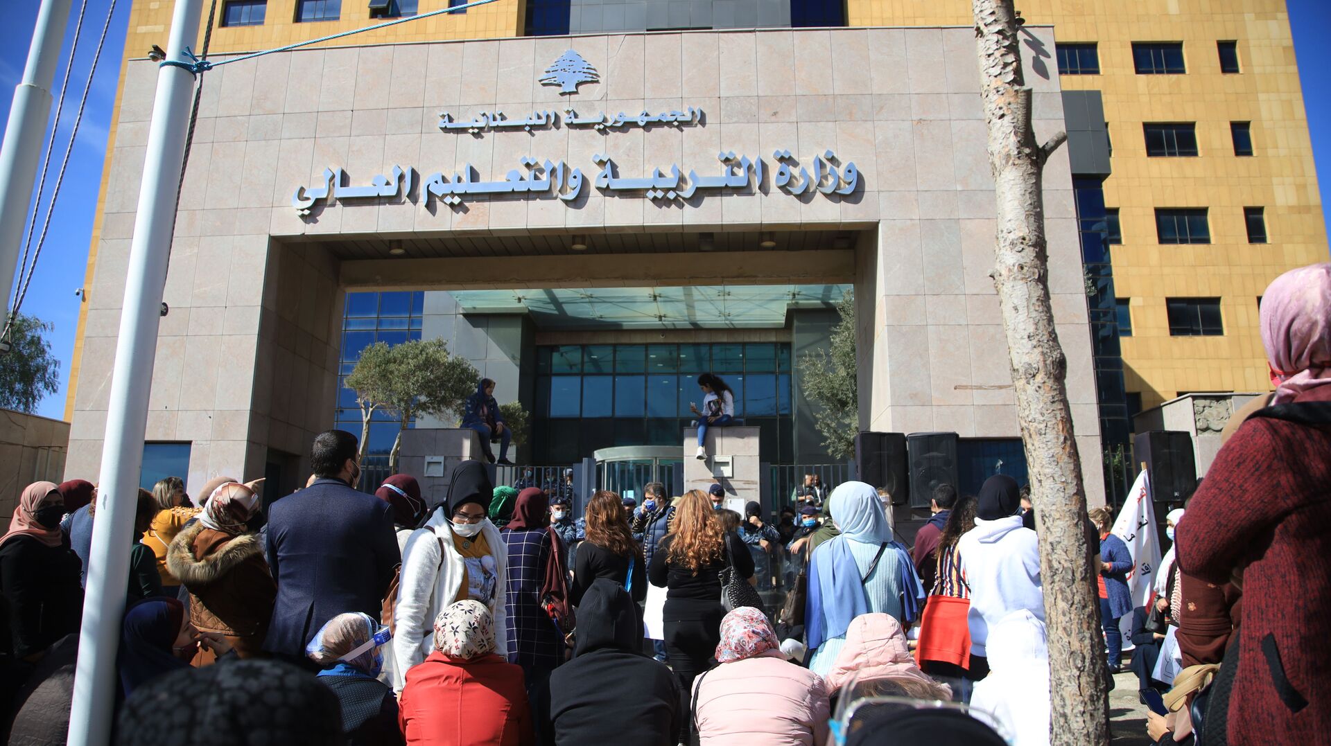 معلنين انتهاء العام الدراسي... الأساتذة المتعاقدون في لبنان يصعدون المواجهة...فيديو - سبوتنيك عربي, 1920, 12.02.2021