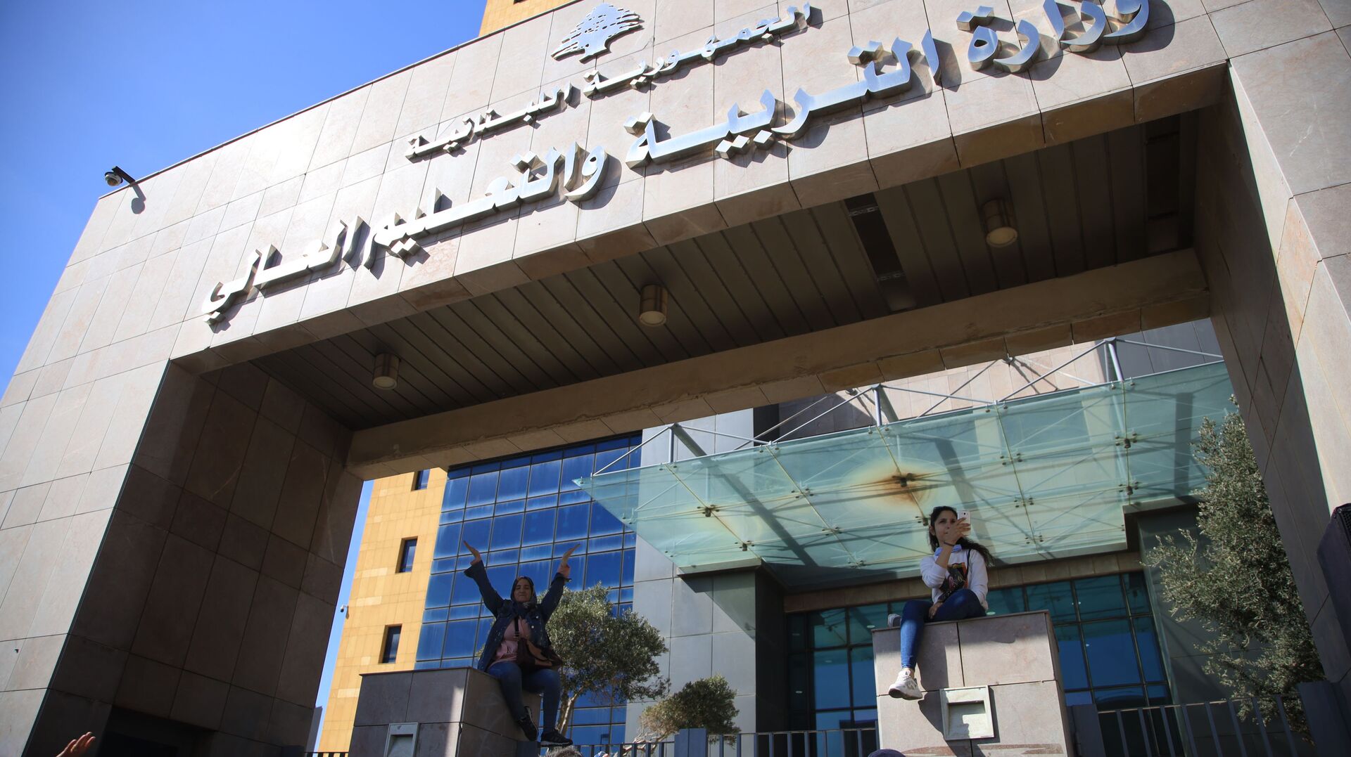 معلنين انتهاء العام الدراسي... الأساتذة المتعاقدون في لبنان يصعدون المواجهة...فيديو - سبوتنيك عربي, 1920, 12.02.2021