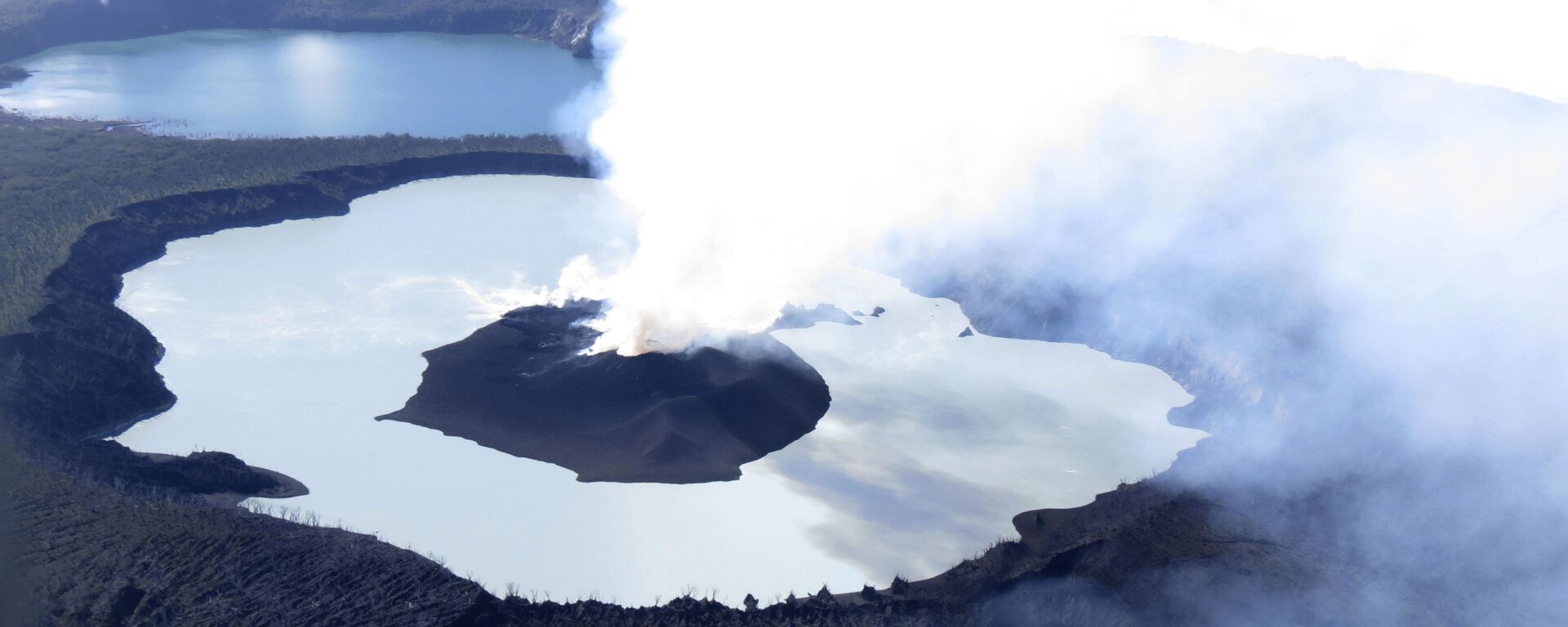 دخان يتاعد من فوهة بركان بالقرب من جزر فانواتو  - سبوتنيك عربي, 1920, 26.05.2024