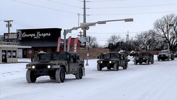 انقطاع الكهرباء بسبب تساقط الثلوج الكثيفة في ولاية تكساس، الولايات المتحدة الأمريكية 16 فبراير 2021 - سبوتنيك عربي