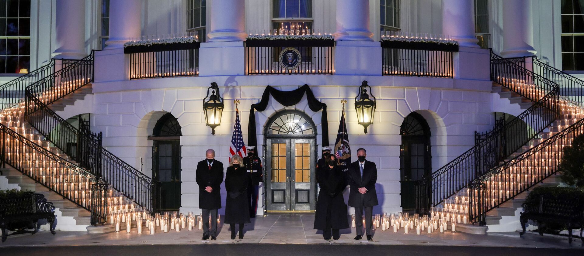 الرئيس الأمريكي جو بايدن ونائبته كاميلا هاريس بعد تخطي الوفيات 500 ألف جراء كورونا الرئيس الأمريكي جو بايدن ونائبته كاميلا هاريس بعد تخطي الوفيات 500 ألف جراء كورونا - سبوتنيك عربي, 1920, 23.02.2021