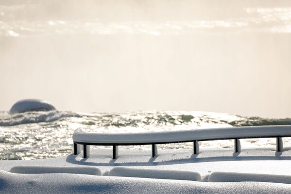  تراكم الثلج والجليد على ممر جسر بالقرب من شلالات نياجرا بسبب درجات الحرارة المنخفضة التي تشهدها ولاية نيويورك، الولايات المتحدة، 21 فبراير 2021 - سبوتنيك عربي
